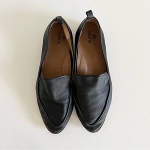 Susina Kellen black leather loafers slip on almond toe - size 7.5